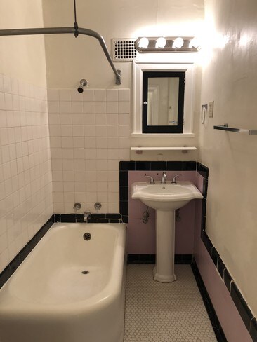 #105 Baño - Windemere Court Apartments