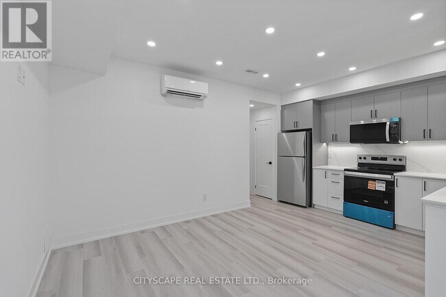 Building Photo - 587 Oakwood Ave
