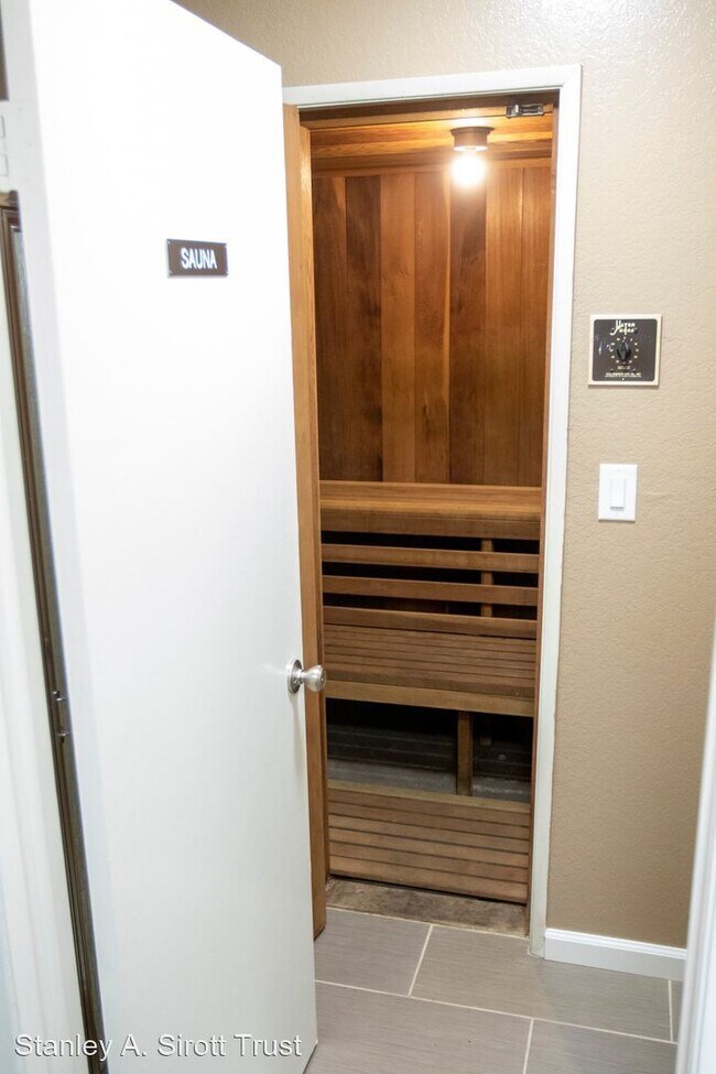 Building Photo - 1 br, 1 bath Apartment - 2330 E. Del Mar B...