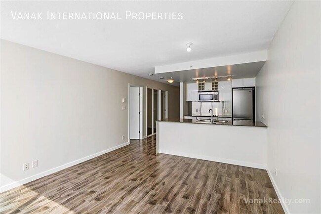 Photo du bâtiment - Bright Downtown 1-Bedroom + Large Den with Parking