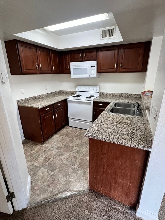 Building Photo - Lower level 2 bedroom close to pool.