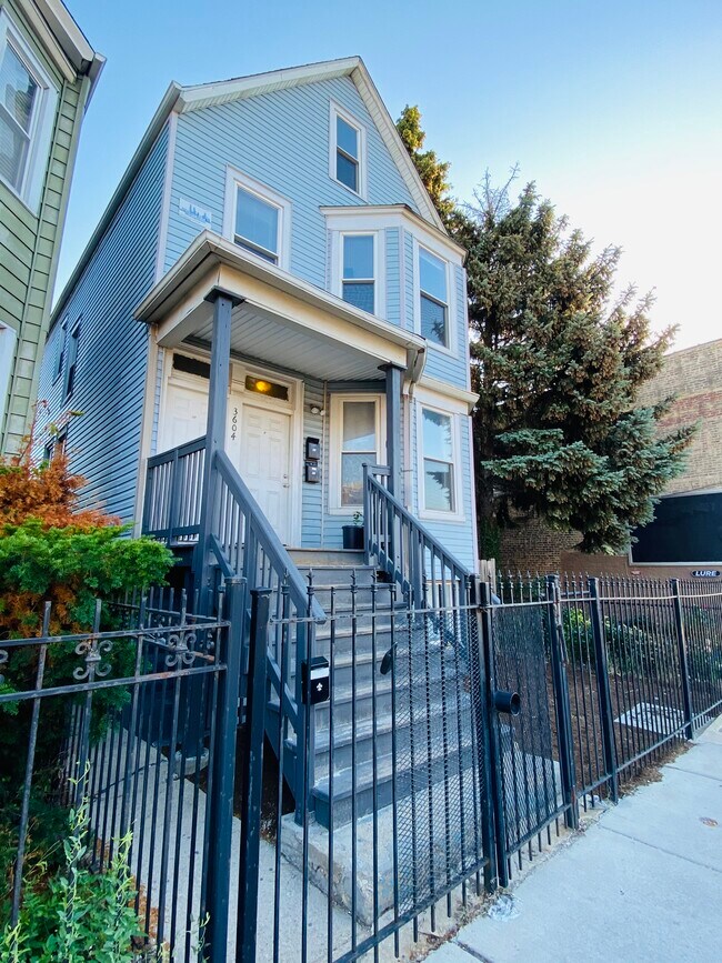 Edificio de 3 pisos al frente - 3604 W Diversey Ave