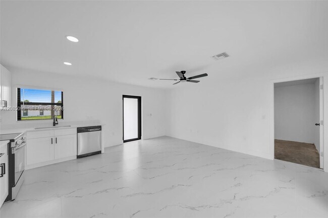 Building Photo - 4984 Fairway Ct
