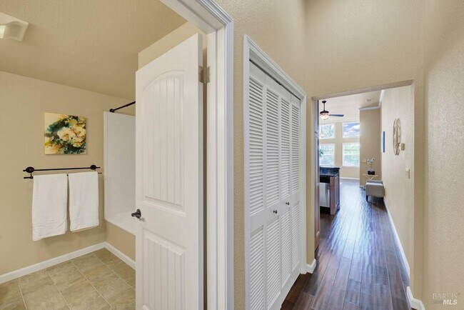 Building Photo - 528 Main St