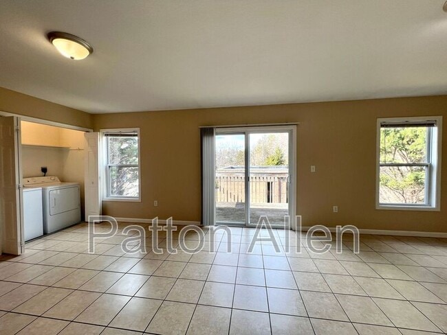 Building Photo - 4 Zell Ln