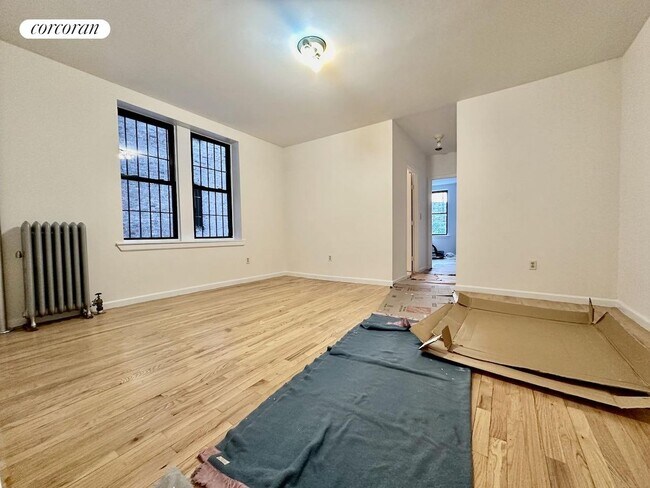 Building Photo - 577 Isham St