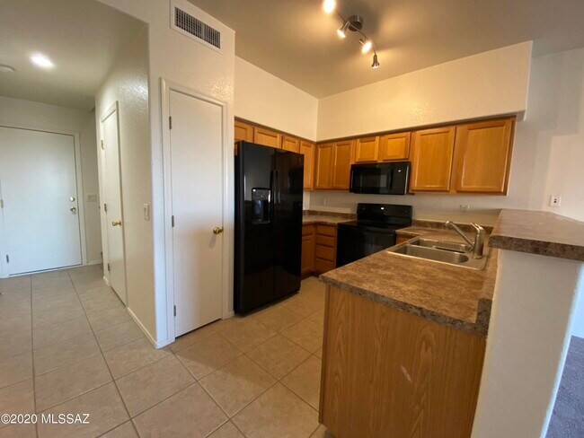 Building Photo - 1265 E Weimer Cir