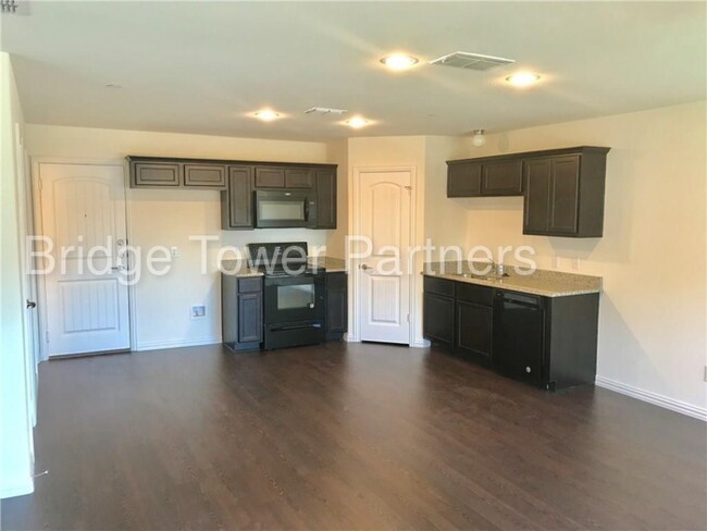 Foto del edificio - 1345 Lakecrest Ln, Lewisville