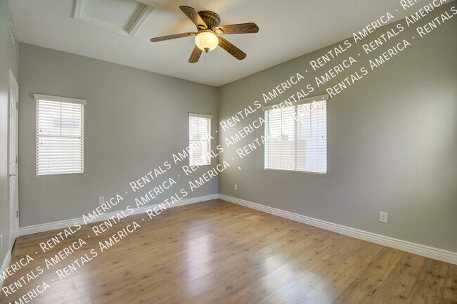 Foto del edificio - 4692 E Laurel Ave