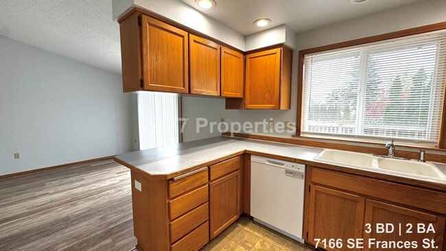 Building Photo - Updated 3BD | 2BA Home with Garage & Large Deck - Hillsboro