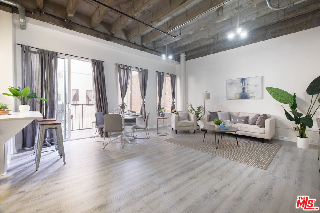 Foto principal - 312 W 5th St