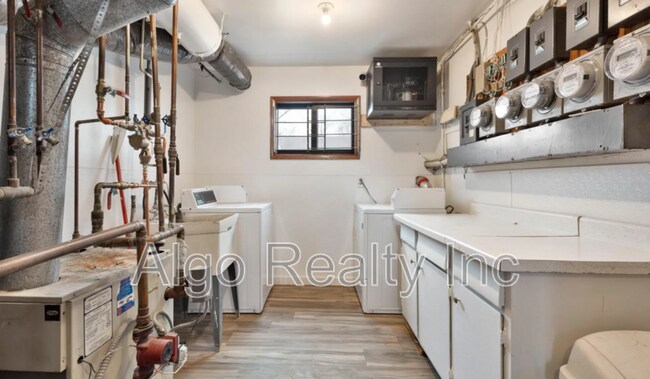 Foto del edificio - 7233 W Broadway