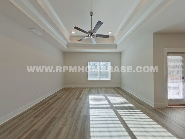Foto del edificio - Modern 4-Bedroom Home with Energy-Efficient Features in Kaheeley Ridge!
