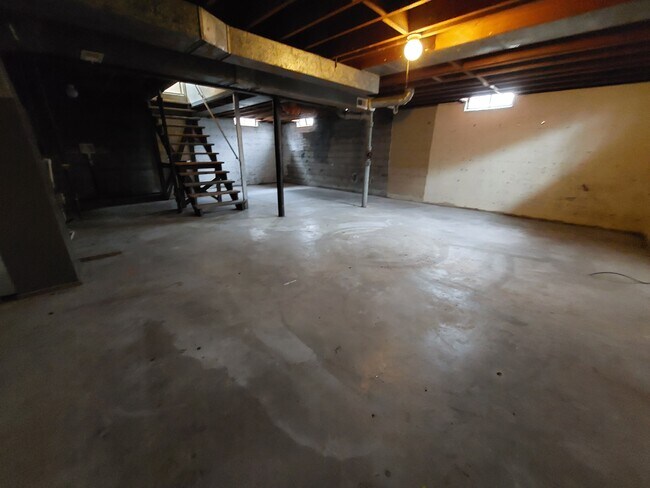 Building Photo - 2125 S Old Manor Rd