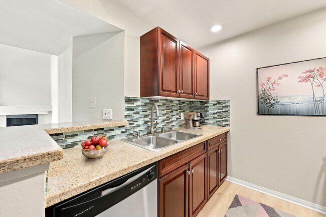 Foto del edificio - 2 Bedroom 2 Bathroom Plus Loft in Prime Woodland Hills