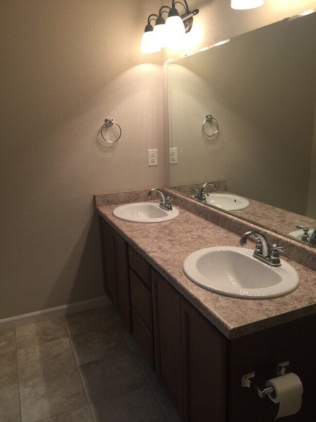 Building Photo - 3 BEDROOM 2.5 BATHROOM SADDLE RIDGE TOWNHOUSE
