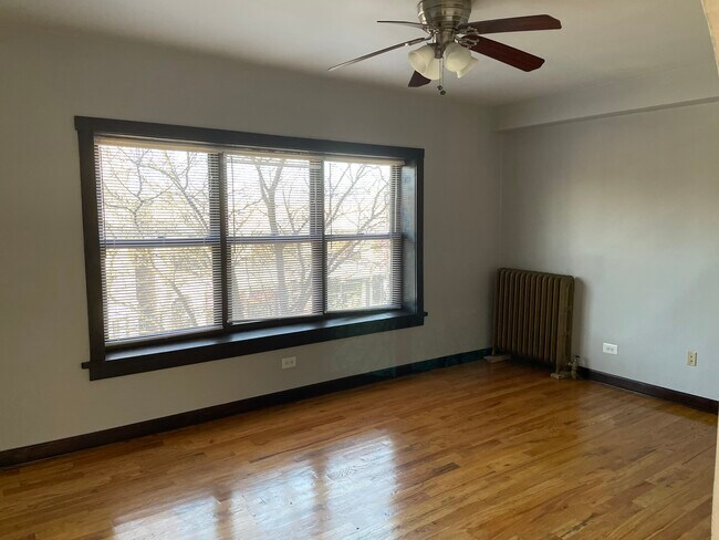 Foto del edificio - 4027 W Irving Park Rd