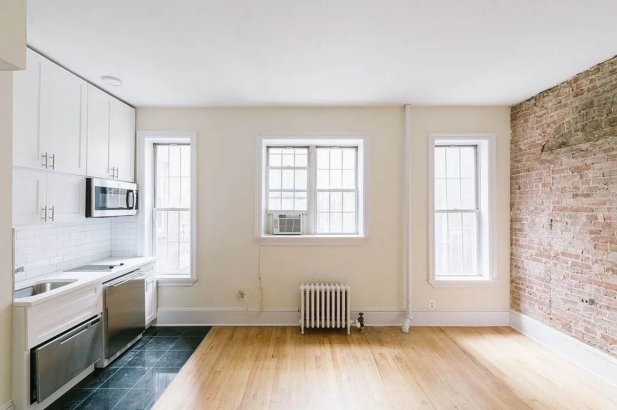 Primary Photo - 220 Sullivan St