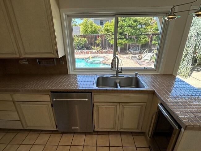 Foto del edificio - Spacious 4-Bedroom Home with Pool in Prime Sunnyvale Location! OPEN HOUSE: Wednesday (7/1) from 5...