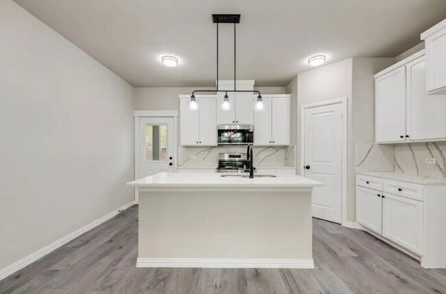 Foto del edificio - 5612 Black Pine Cir