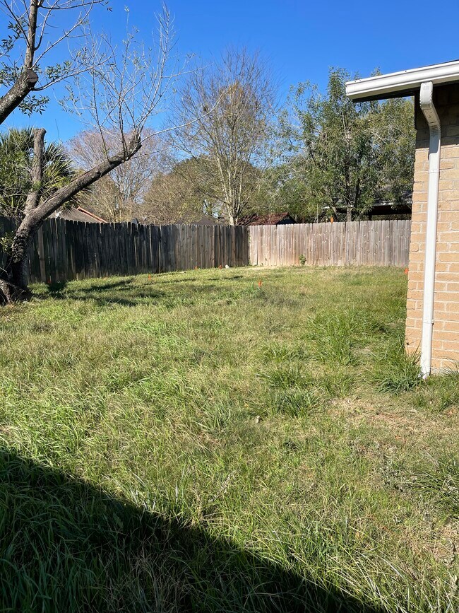 Large fenced in backyard - 5123 Gretna Green Dr