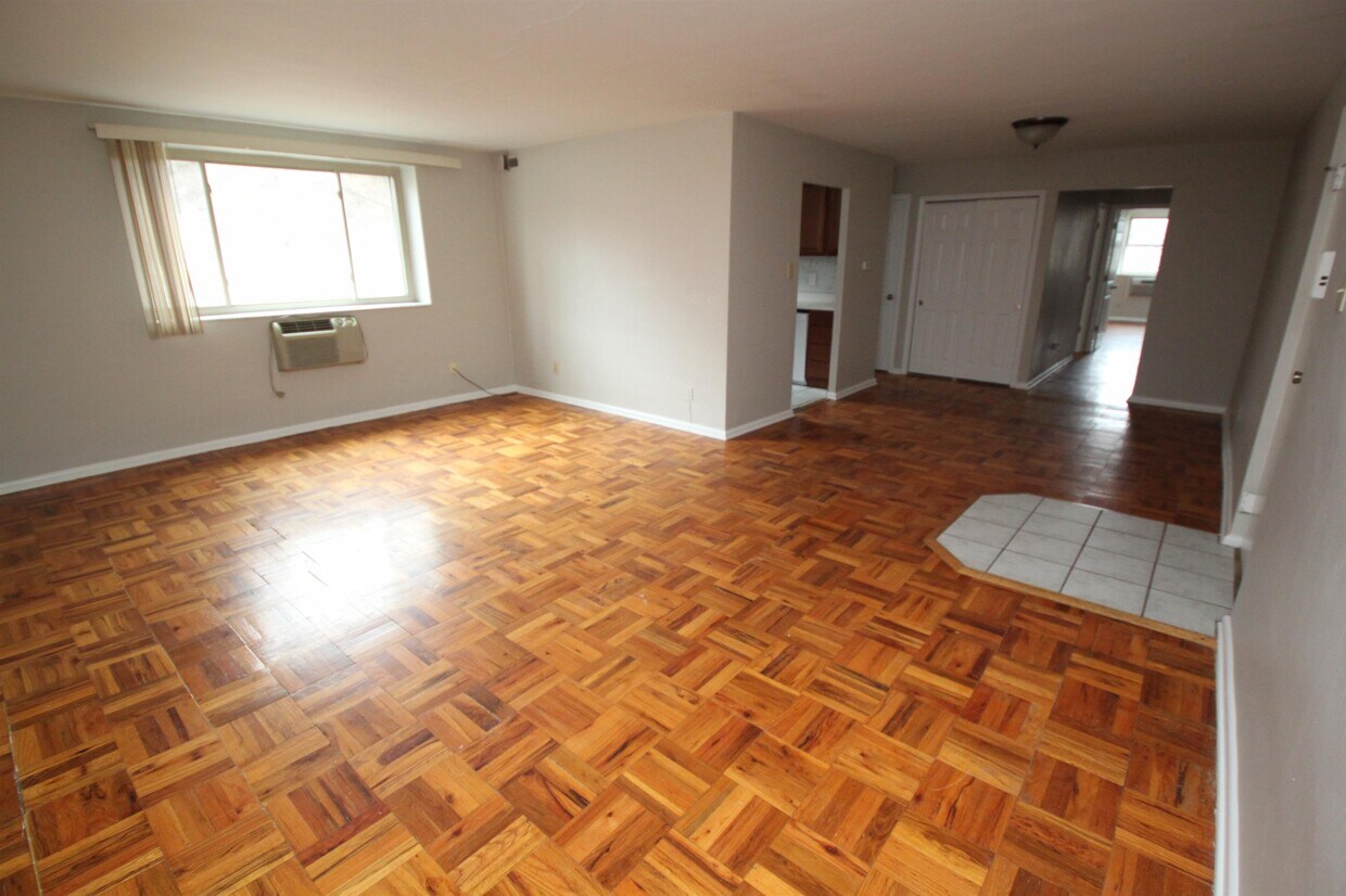 Primary Photo - 207 McKnight Cir