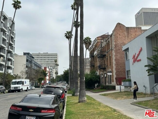 Building Photo - 517 S Kenmore Ave