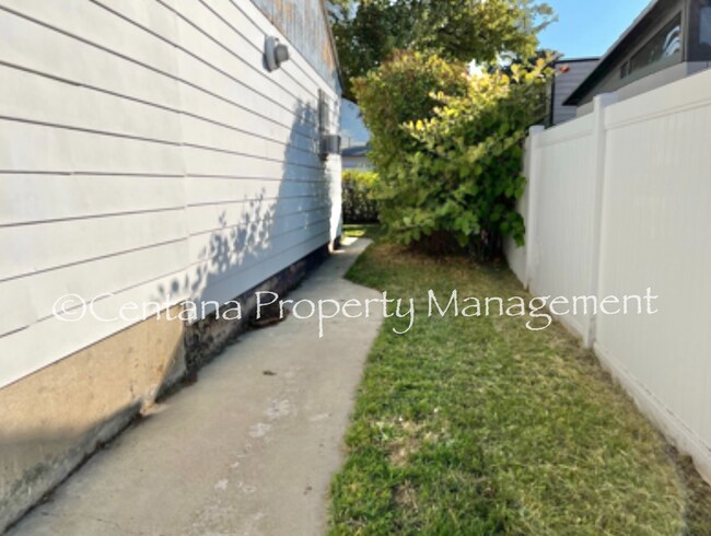 Foto del edificio - Pet friendly 2 bedroom house with a large lawn! (Better pictures coming soon).