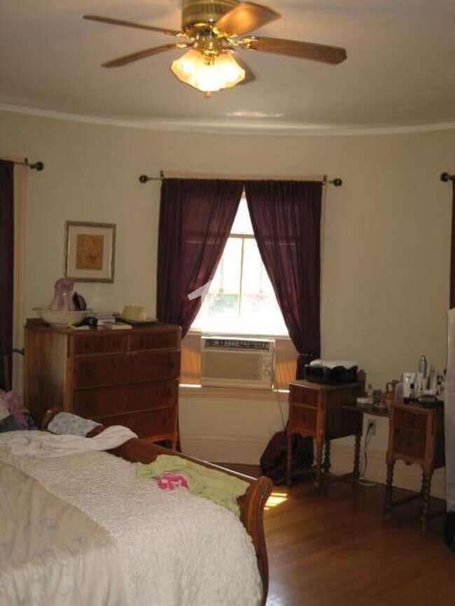 Building Photo - Unique and Top-Notch Apartment