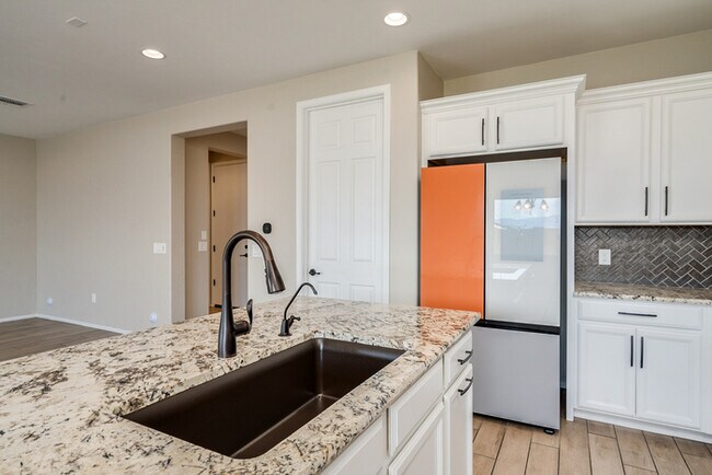 Foto del edificio - Stunning 2 Story with 4-Bedroom, 2.5-Bath ...
