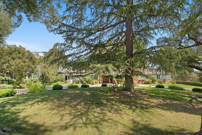 Foto del edificio - La Canada 4-Bedroom Home | Large Lot, Upda...