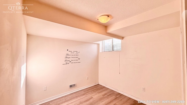 Building Photo - 440 Queen Mary Dr