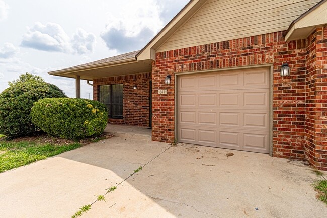 Building Photo - 3 Bed 2 Bath in Norman! Hals off on the fi...