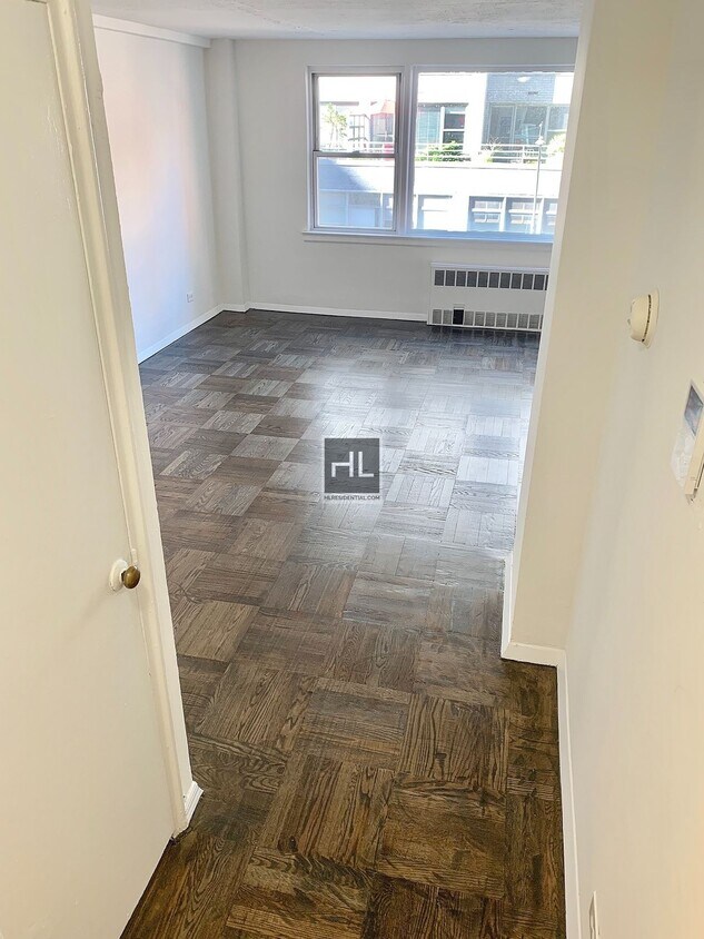 Primary Photo - EAST 55 STREET