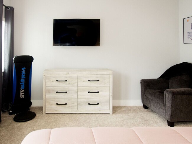 Building Photo - Fully Furnished 2 Bedroom Townhome in Gate...