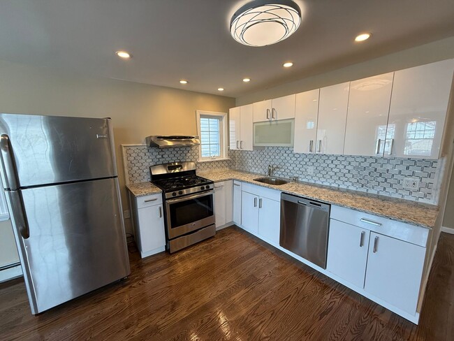 Foto del edificio - Mint 2 Bed/2 Bath Single-Family Home in Howard Beach!