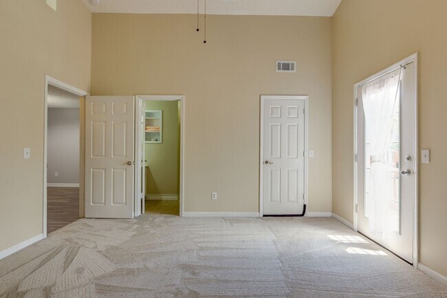 Building Photo - Adorable 2 bed/2 bath condo Hermitage