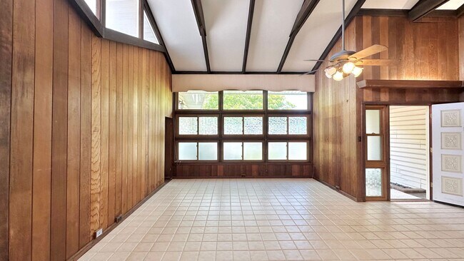 Foto del edificio - Prestigious Wailupe Circle - 5 BD/3.5 BA +...