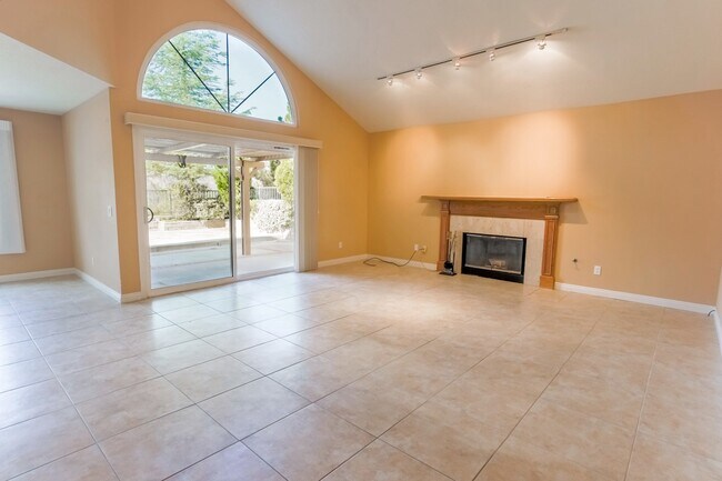 Foto del edificio - 3-Bedroom Home with Sunroom, Views, and Ga...