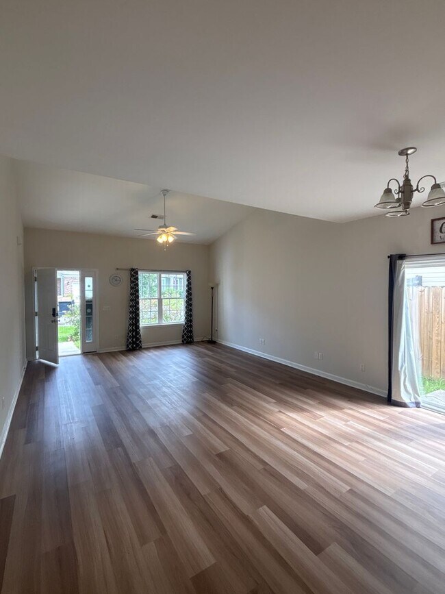Foto del edificio - 657 Cornerstone Cir