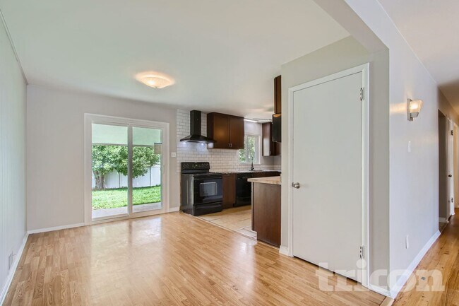 Foto del edificio - 6397 Brooks Dr