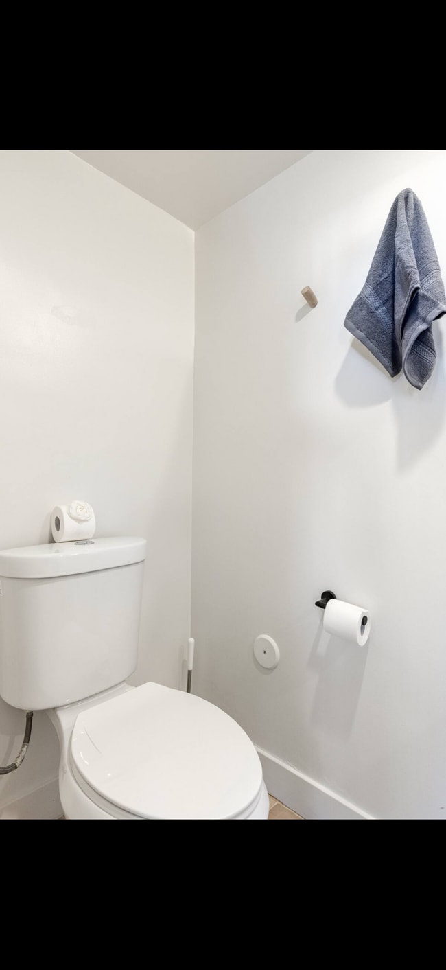 Building Photo - 1341 1/2 Lilac Ter