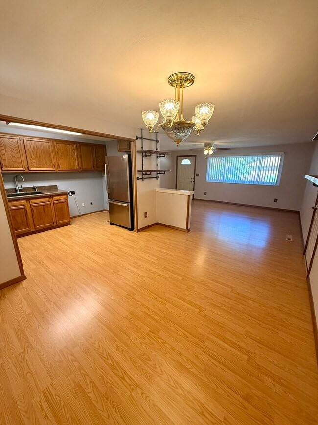 Foto del edificio - 4820 Rexwood Dr