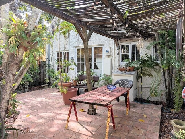 Building Photo - 1701 Siesta Dr