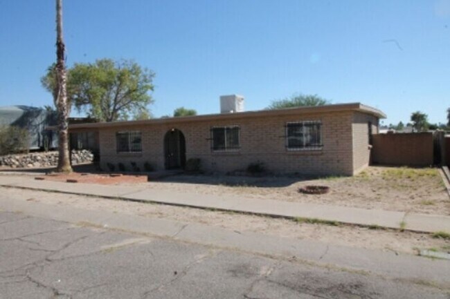 Foto del edificio - Spacious 4bd/2ba Featuring Central A/C and Large Private Yard