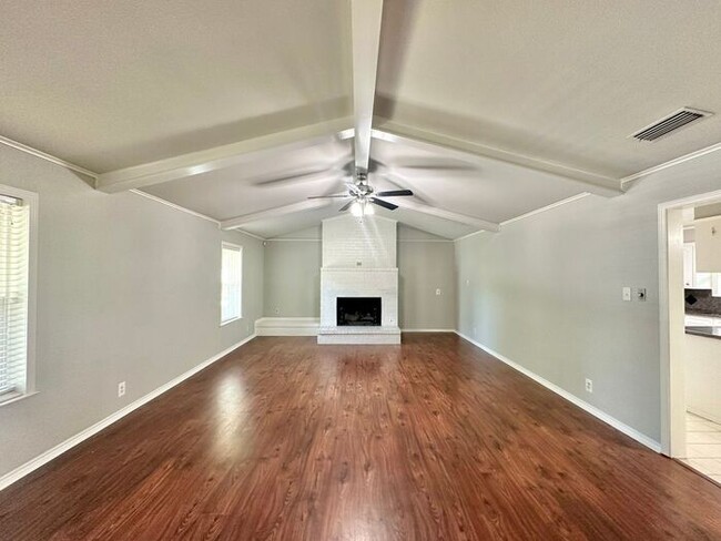 Building Photo - Available Now! Beautiful 4 Bedroom 2 Bathr...