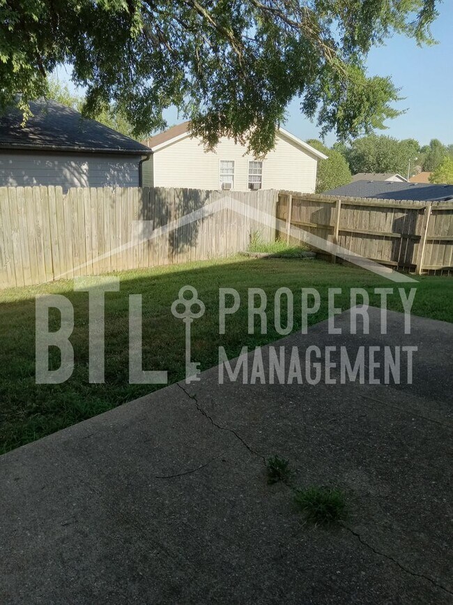 Building Photo - Three Bedroom House