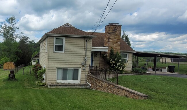 Building Photo - Tri level 3b2b home for rent with fenced i...