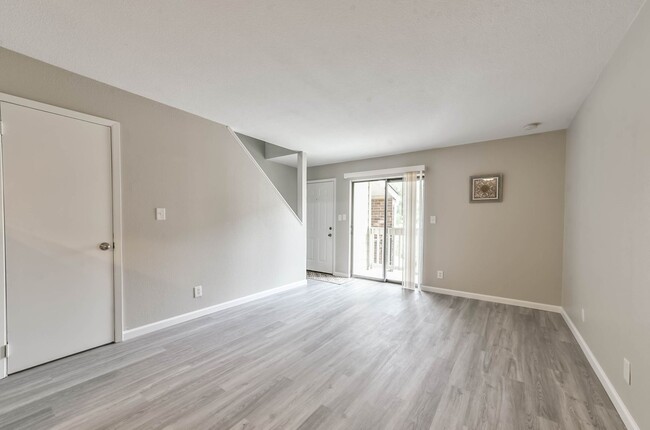 Building Photo - Completely Remodeled 1BR Condo