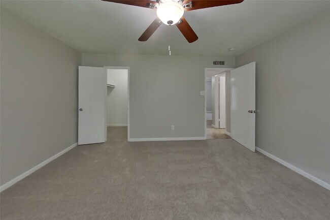 Building Photo - 5030 Ridgecreek Dr